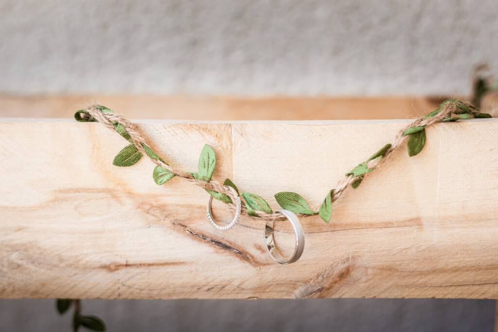 Photo de détail d'alliances de mariage